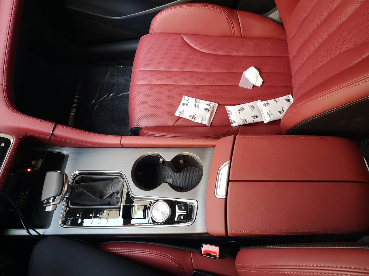 长安cs75plus的座舱,红色的内饰能激起你的驾驶欲望,环