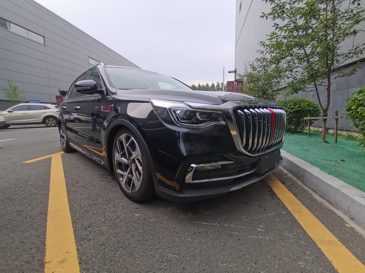 一低立马起范儿红旗hs7低趴风