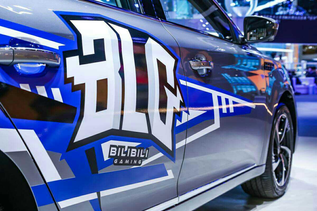 超喜欢名爵6这种蓝色拉花的装饰 非常喜欢名爵6车身上的这种蓝