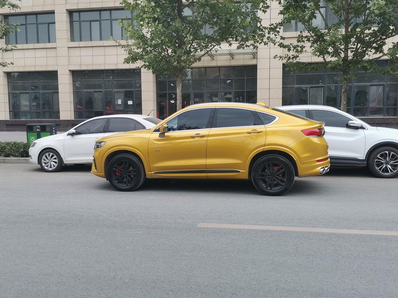 没有减配的耀星金色,19款的,今年4月上牌,7000公里,想