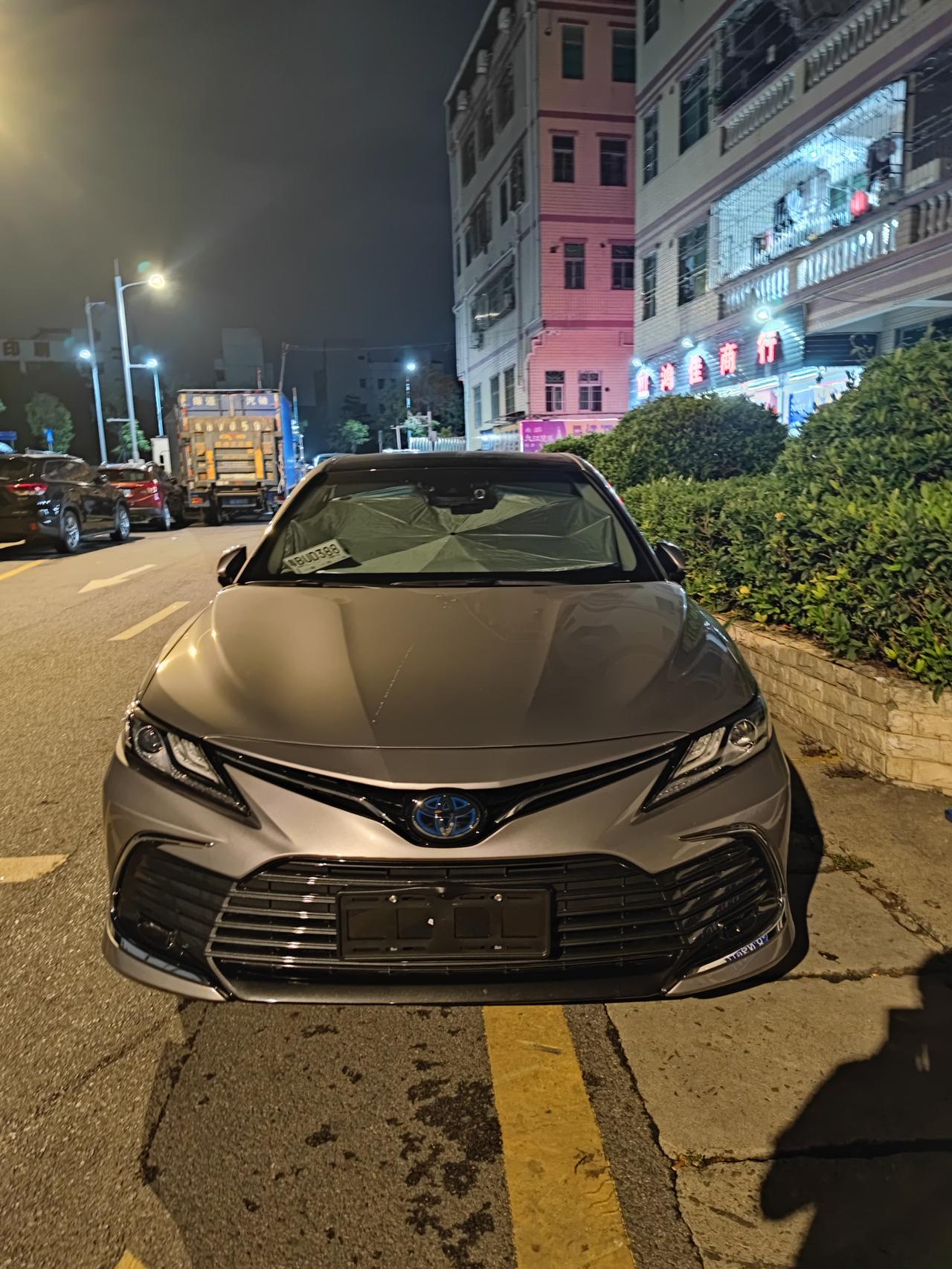 新版凯美瑞钛辉银色夜晚图