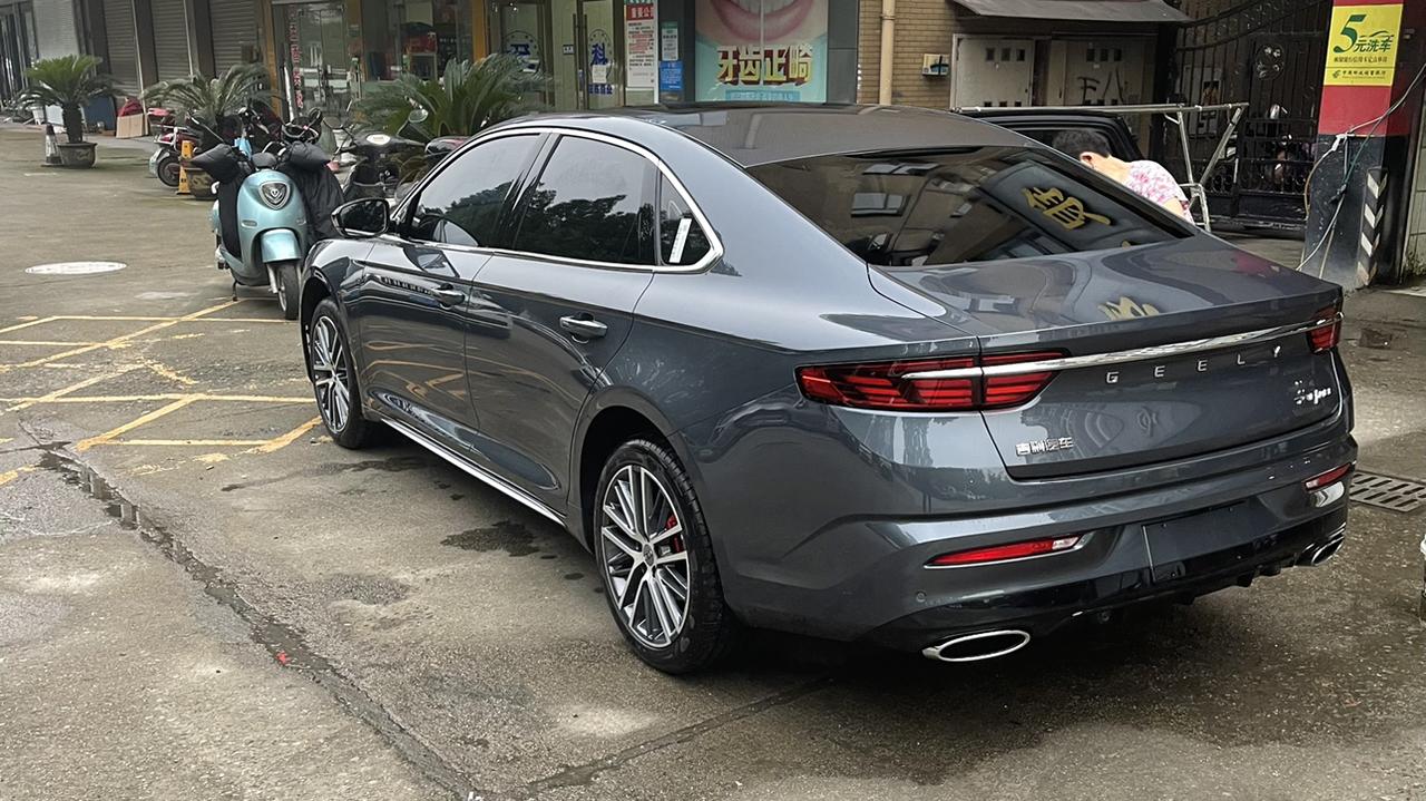 玄武灰感觉应该是最好看又最耐看的了