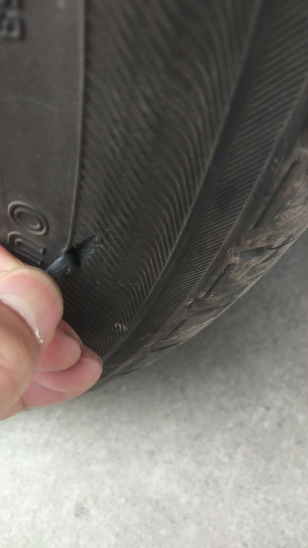 轮胎刮了一个小口子问题大不能补的起不