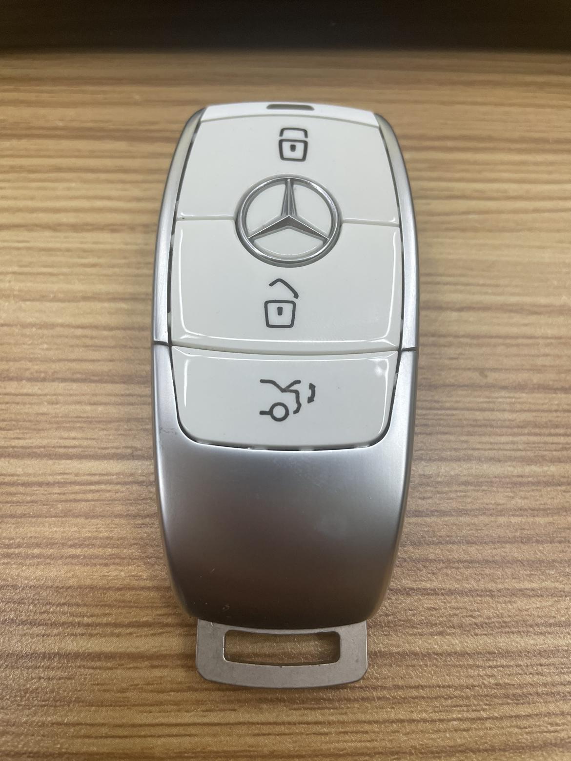 奔驰e300l钥匙改白色