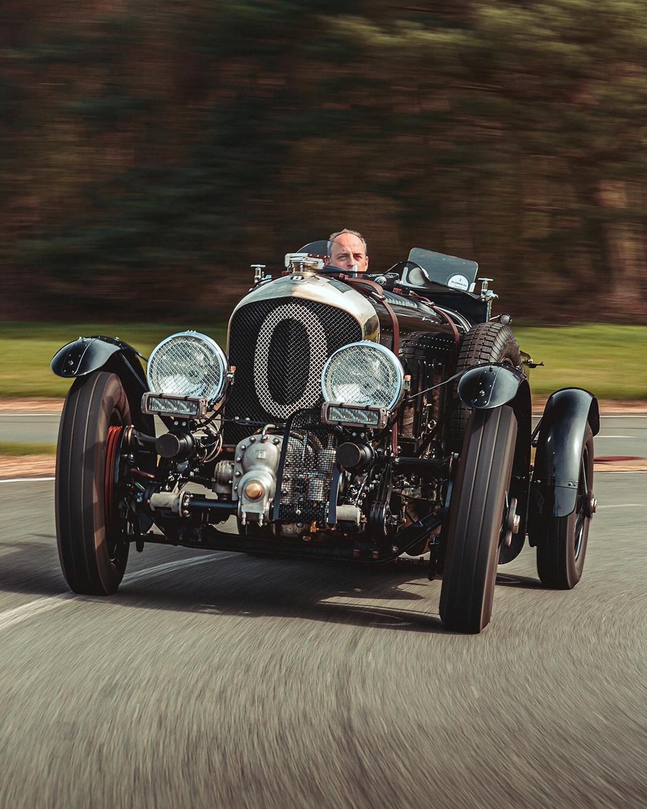 宾利打造了一款1930年赛车版本的复古车型 车名为bentl