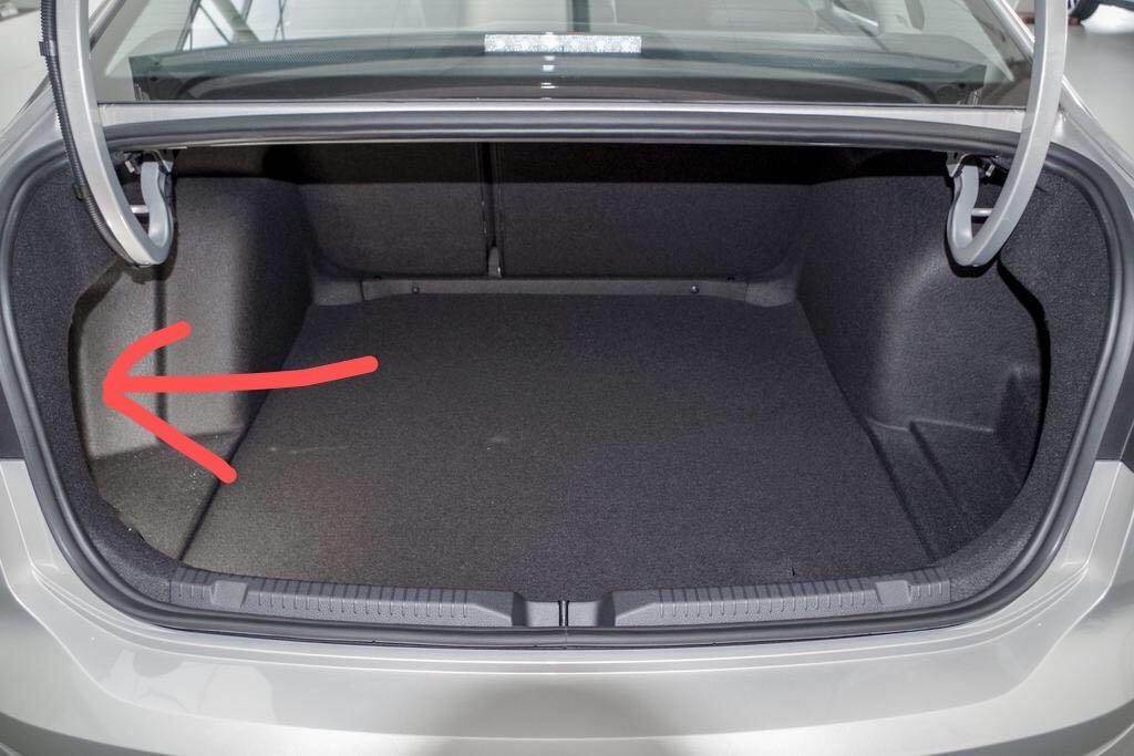 2019朗逸plus后备箱左边储物格位置内饰板裂了一个缝 4