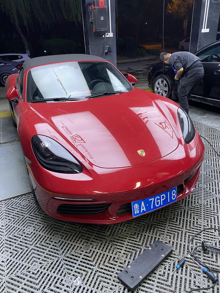 718boxster车牌落下来更好看了吗