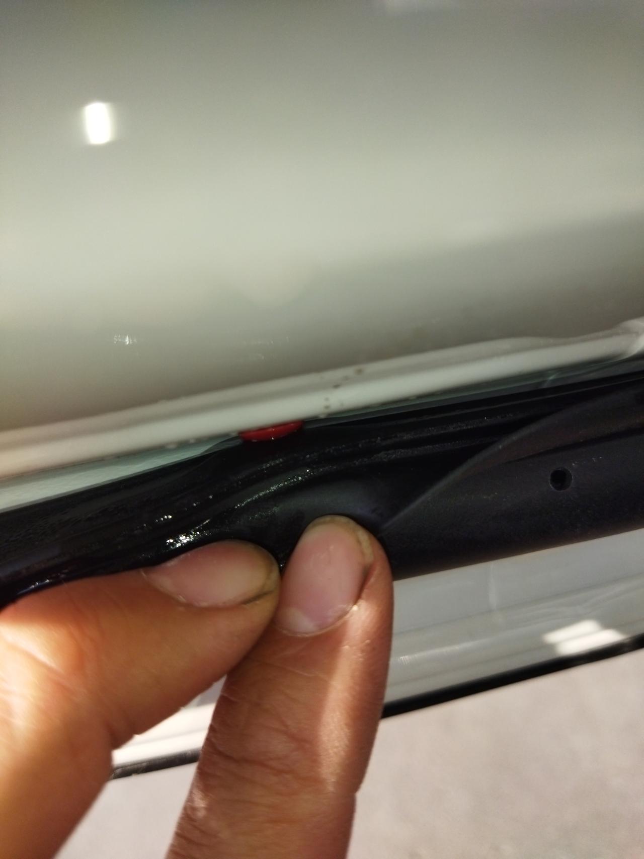 缤越钻石版的车门排水孔,是胶条的固定孔吗?没找到别的孔的,有
