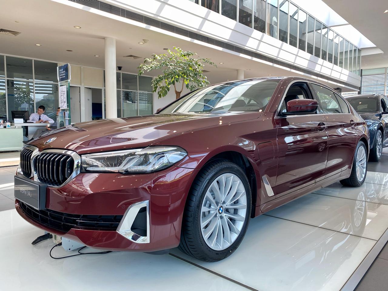 bmw 535le新能源错过了勃艮第红的典雅,还你馥郁红的