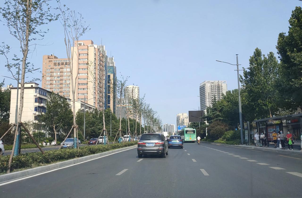 郑州头条#郑州中州大道修花坛,美化市区环境,最近快被喷子们