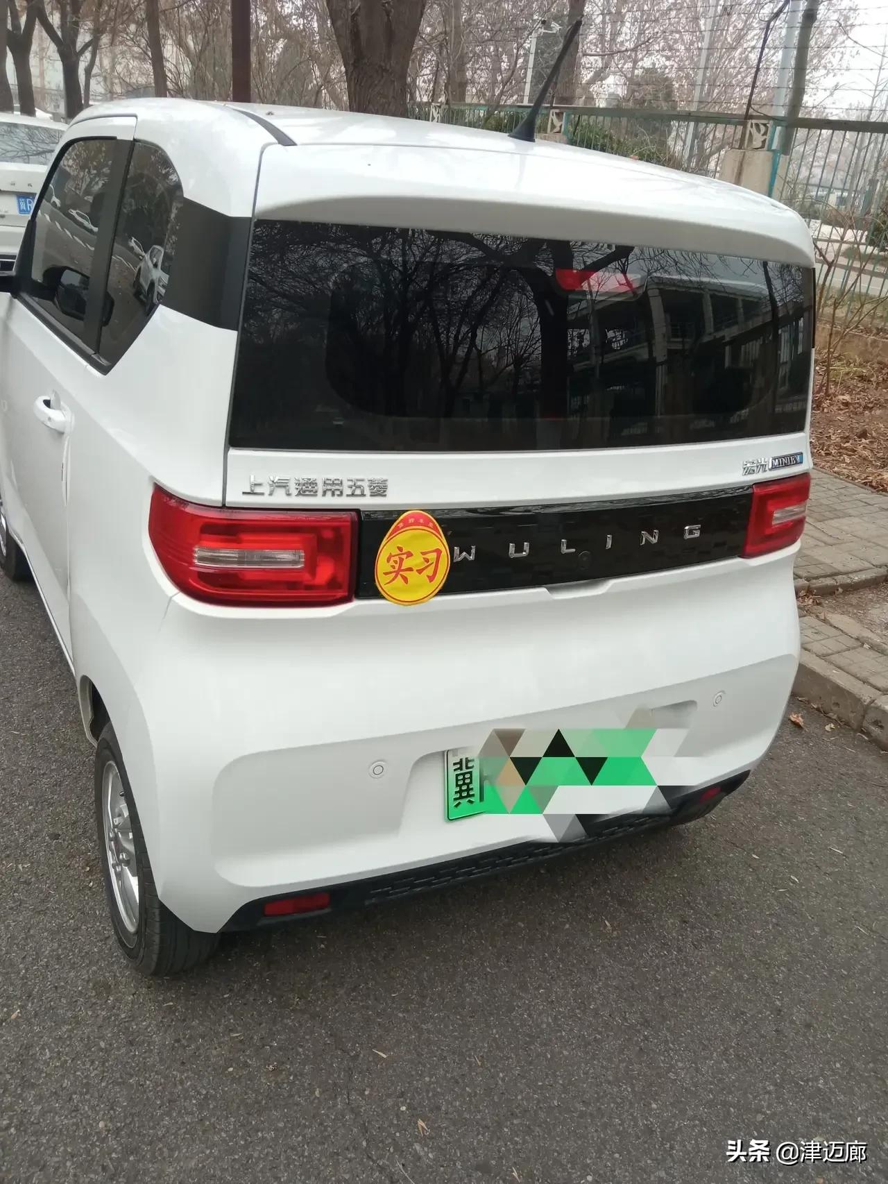 花3万多,买一辆4座的小电动汽车,小巧可爱,停车方便,冲一次