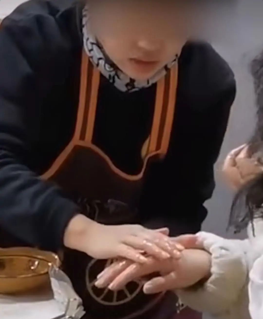 爆炸|顾客称吃烤鱼爆炸身上多处被烫伤 只烫了一个泡要索赔14.5万