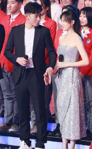 唐嫣罗|画面超甜！唐嫣罗晋牵手下班 女方身披罗晋西装一脸娇羞