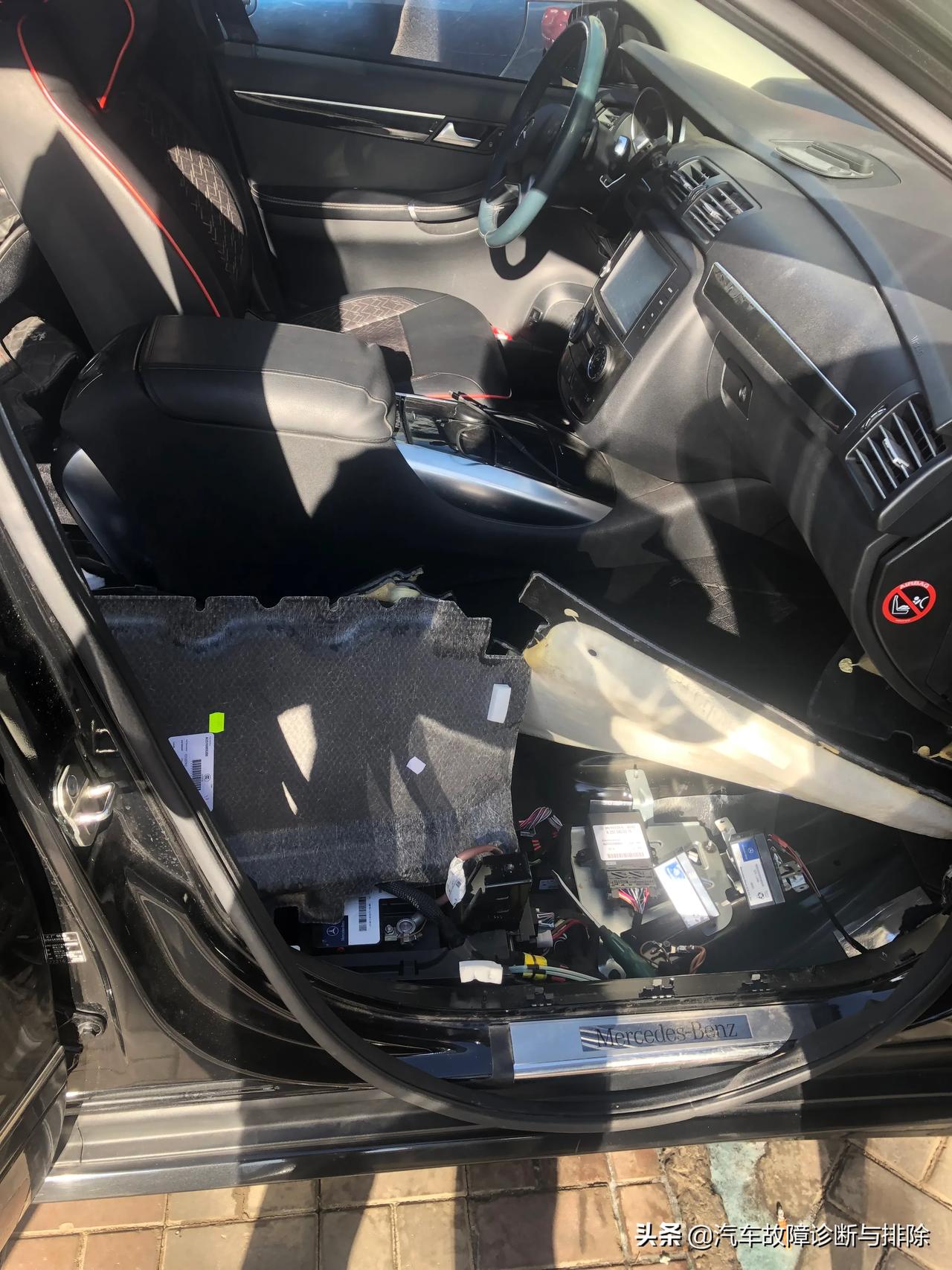 奔驰r320辅助电瓶故障及位置