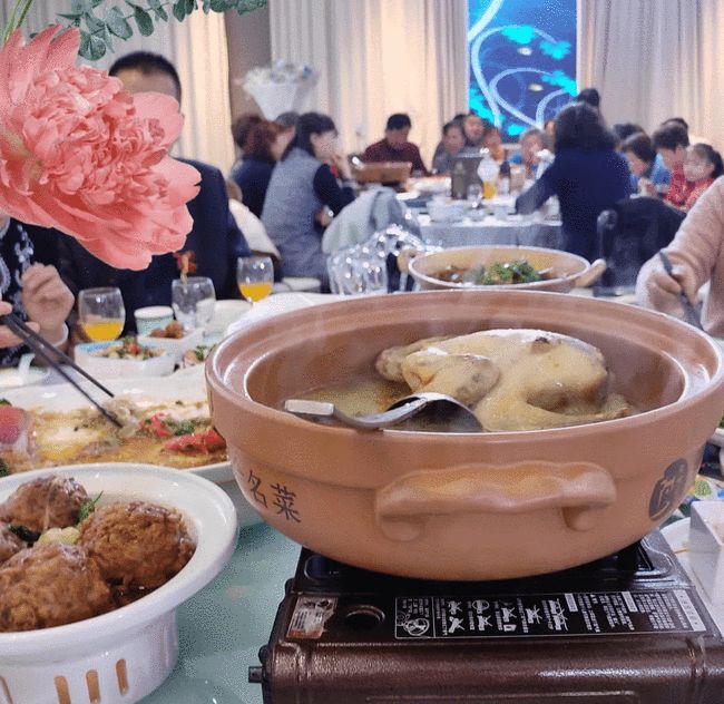 狗比人值钱事件后续徽州宴老板替老婆公开道歉并向公众深深鞠了一躬