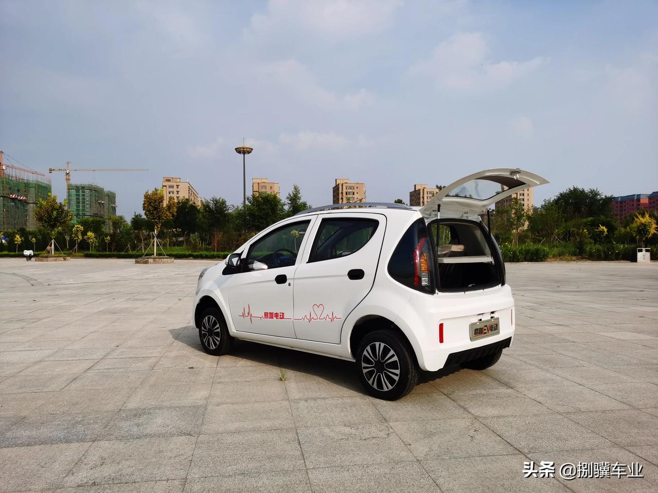 易咖电动汽车x6车身尺寸3.63米,宽1.57米,高1.49