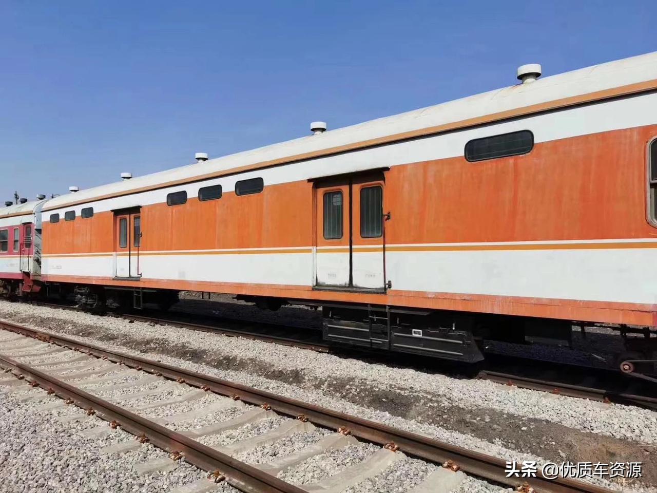 火车皮,2辆25g硬座,5辆25g行李车,现还在铁路线未拆解