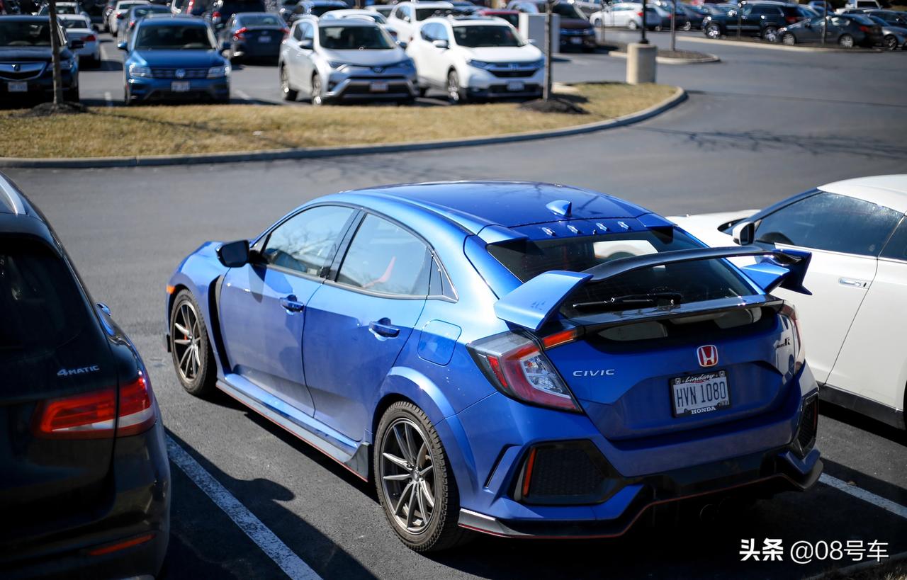 红头本田 civic fk8 typer.配的是冬季胎 并非