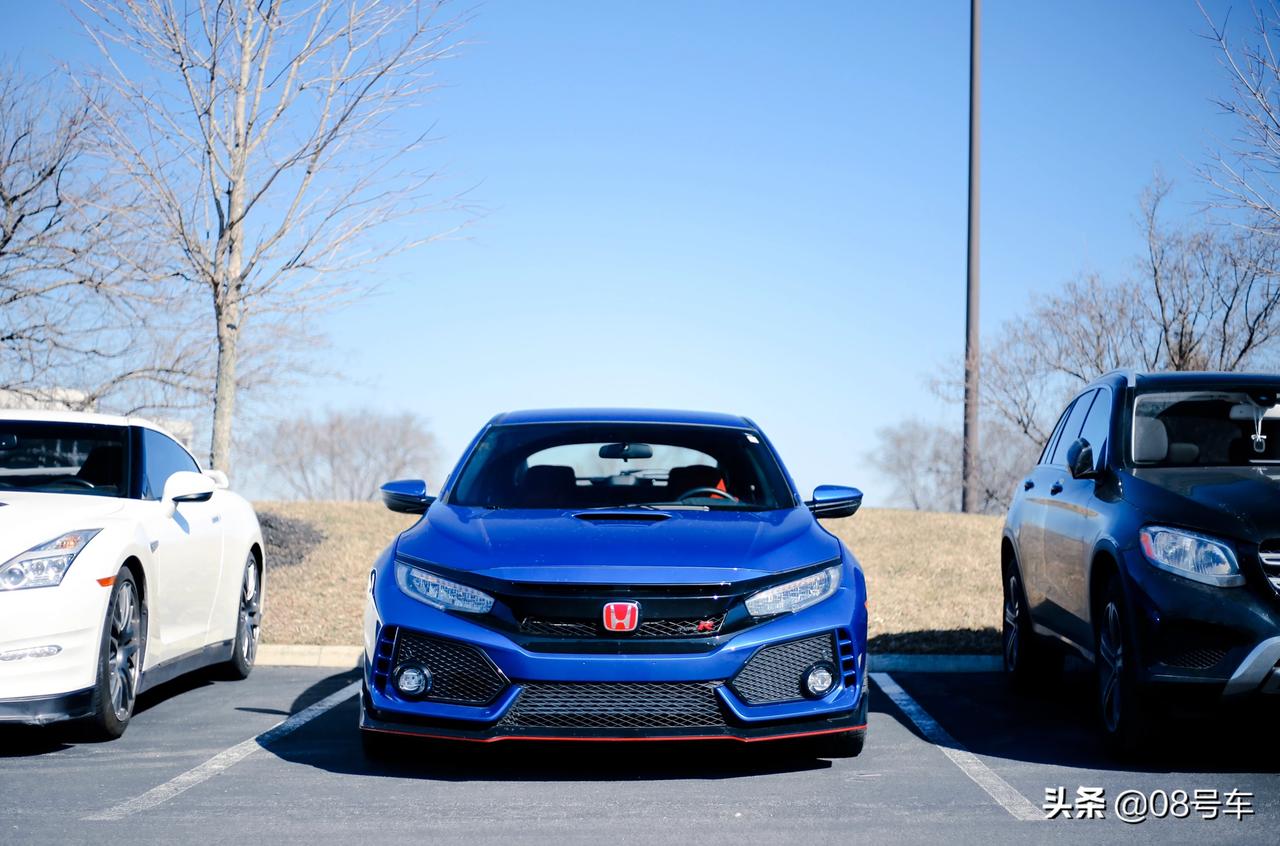 红头本田 civic fk8 typer.配的是冬季胎 并非