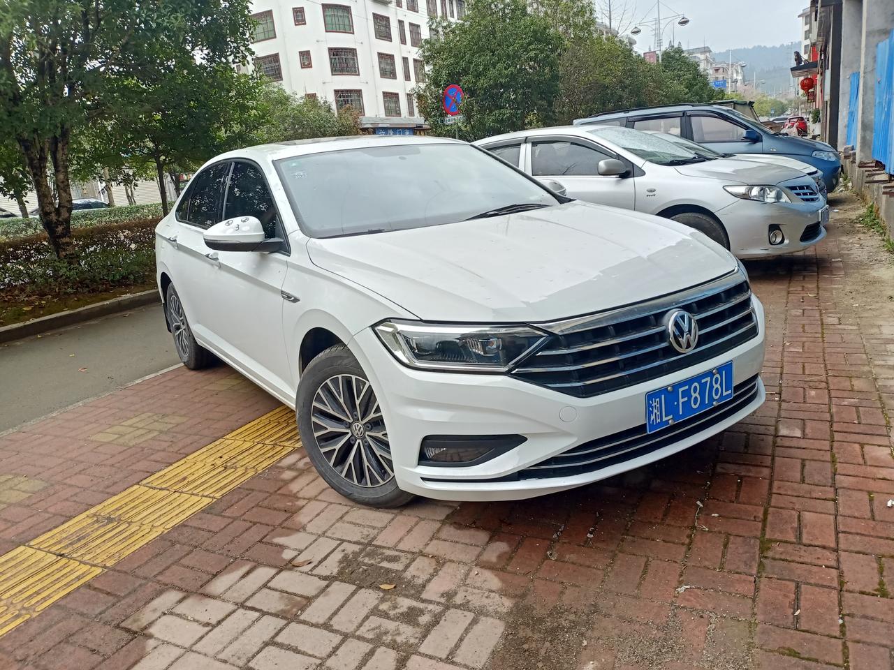 大众速腾2021款1.2t顶配都是液晶显示屏吗?为什么我的不