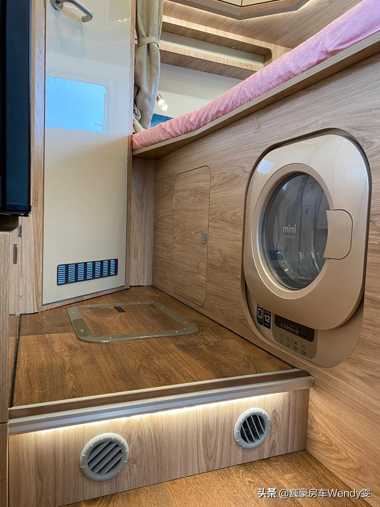 巍豪房车依维柯国六进口6.5t的旅行家1号先奉上九张图给大