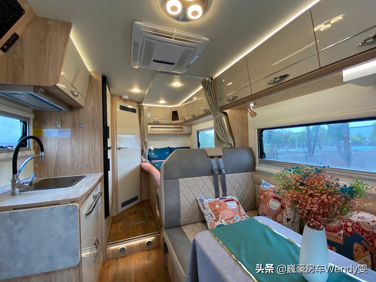 巍豪房车依维柯国六进口6.5t的旅行家1号先奉上九张图给大