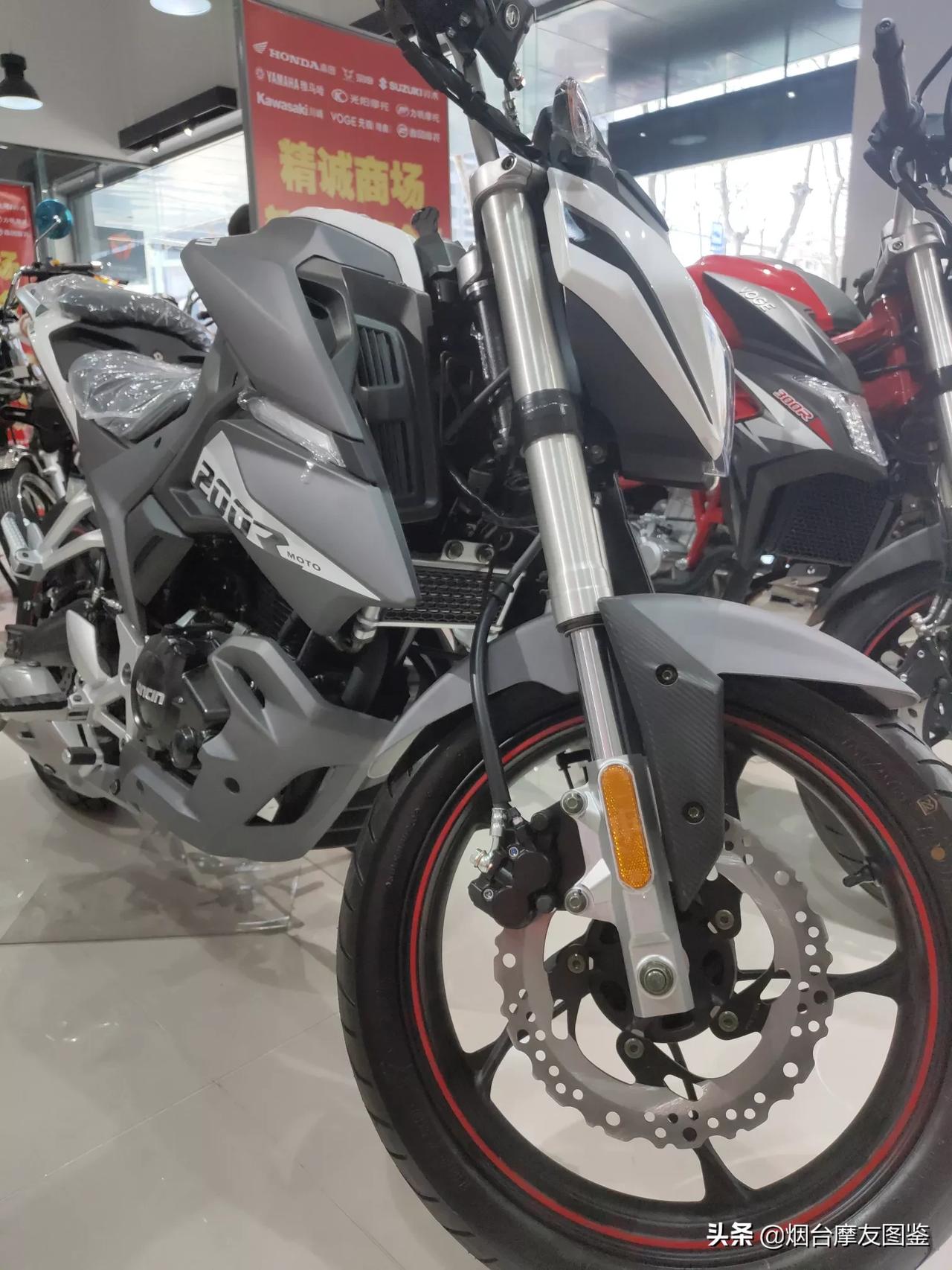 隆鑫的入门级代表作:无极200r街车实拍!油冷单