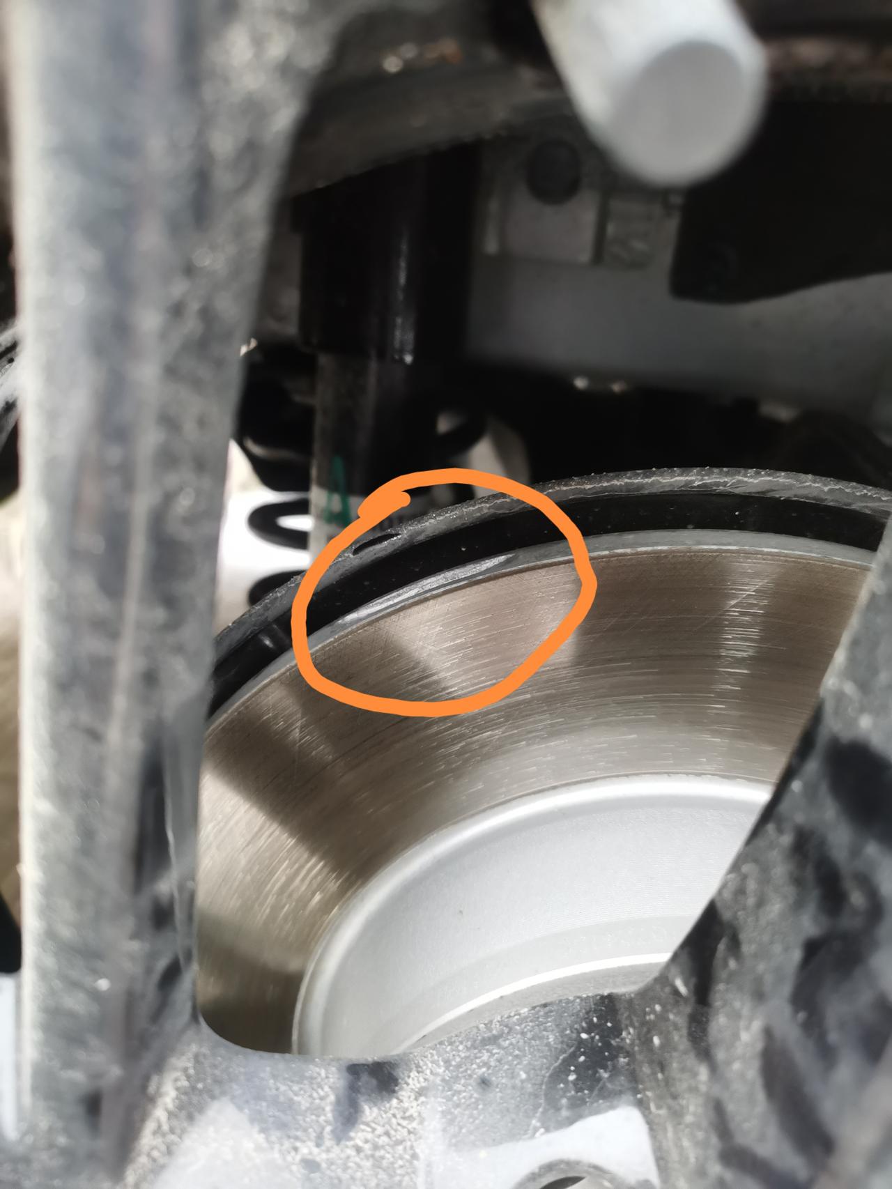 还请大家看一下,t豪右后刹车盘上有个这样的凹槽正常吗,另外三