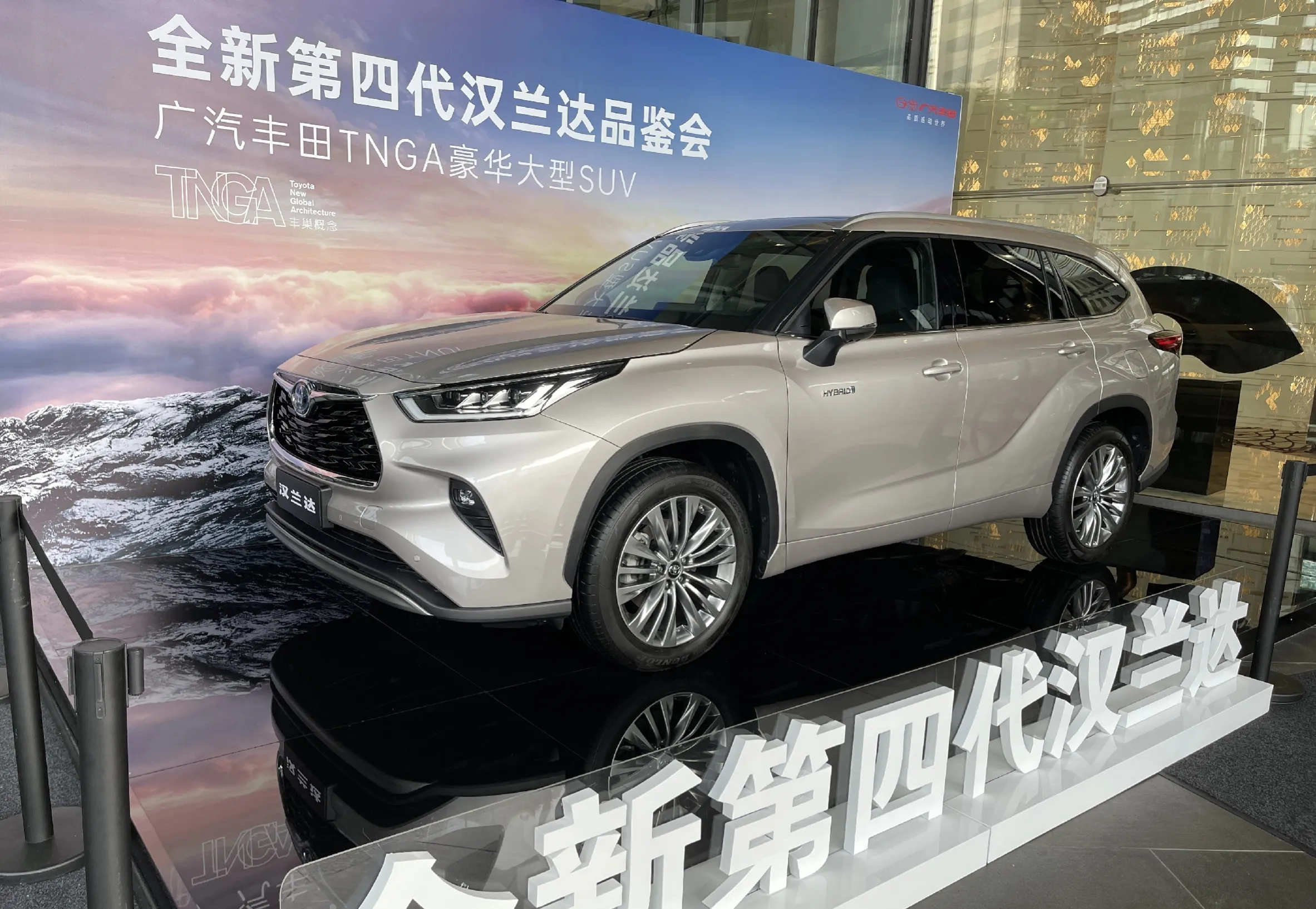 汉兰达已经到了4S店了，丰田不是PPT公司，去观看了一下实车