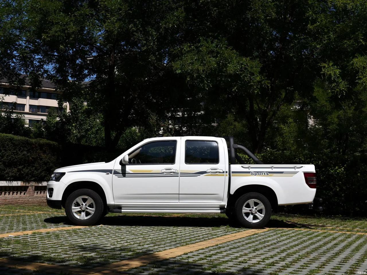 长安神骐f30这是一款行业内性价比最高的皮卡 1,外观:皮卡