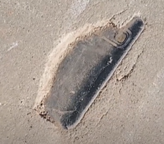 发现|男子遛弯发现3年前丢的手机 已被水泥牢牢封印