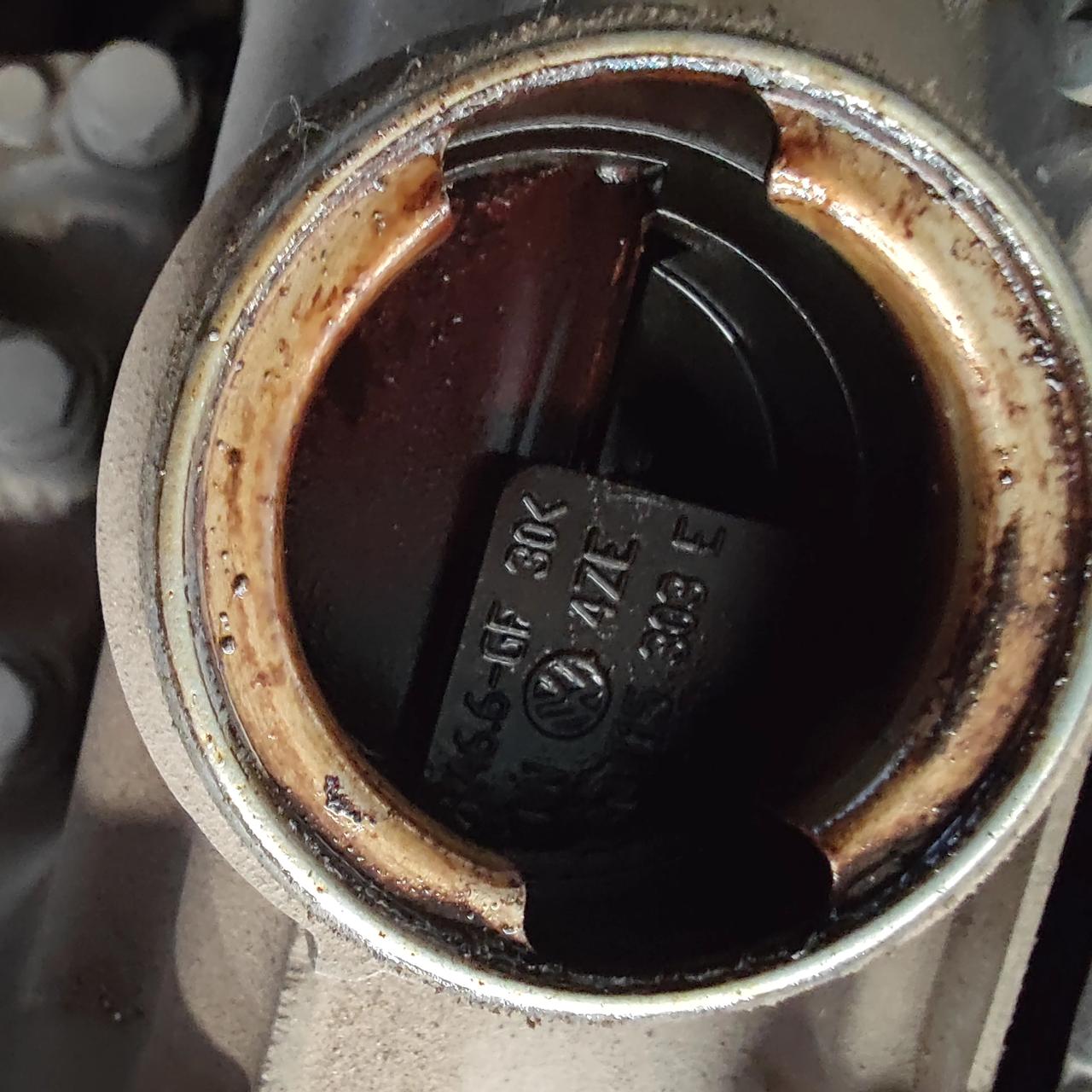 长时间用劣质机油 从机油加注口都能看见积碳和油泥,这时候就要