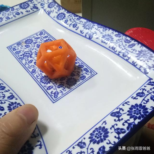 胡萝卜雕刻玲珑球图片