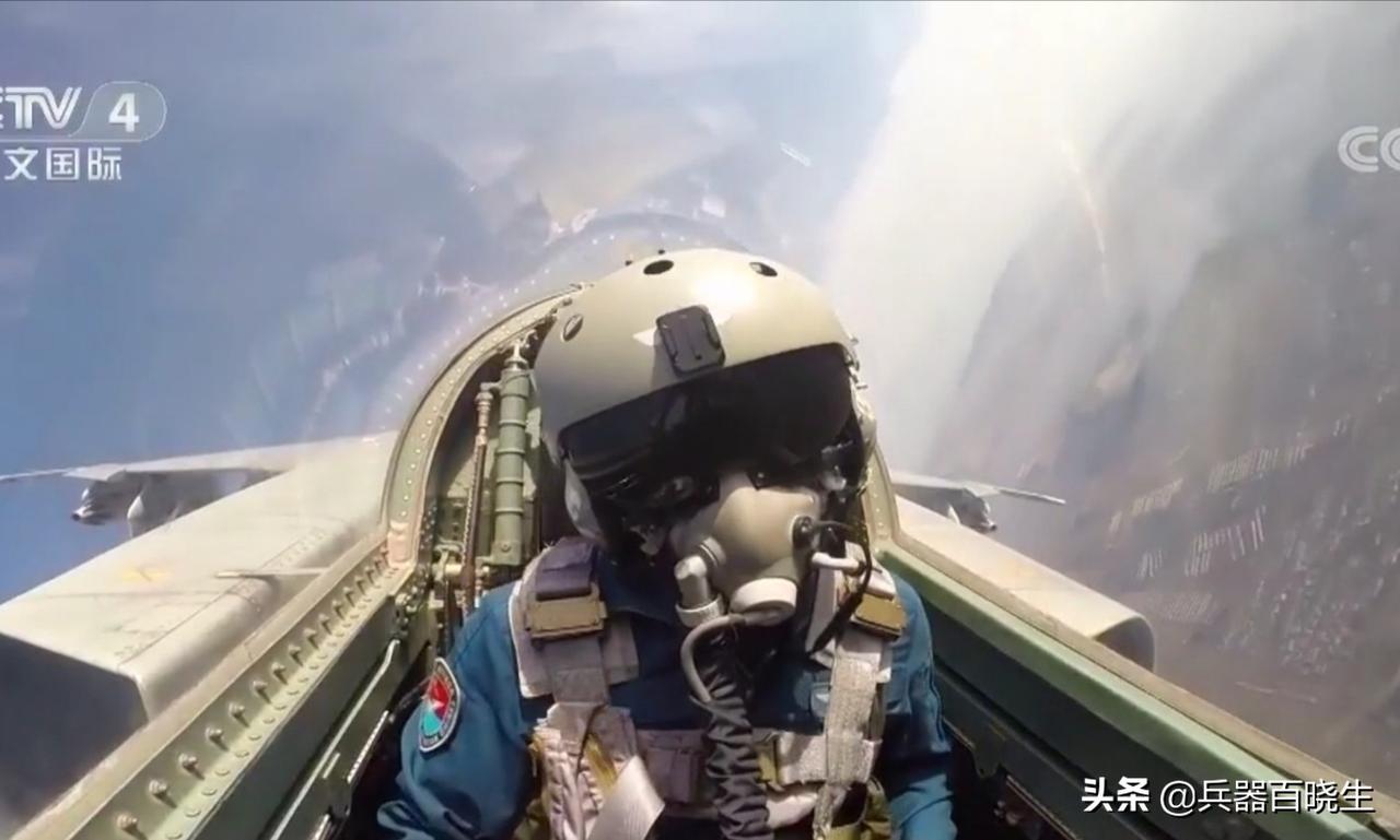 中国空军飞行员也来耍帅了你们知道咱是驾驶啥战机的吗