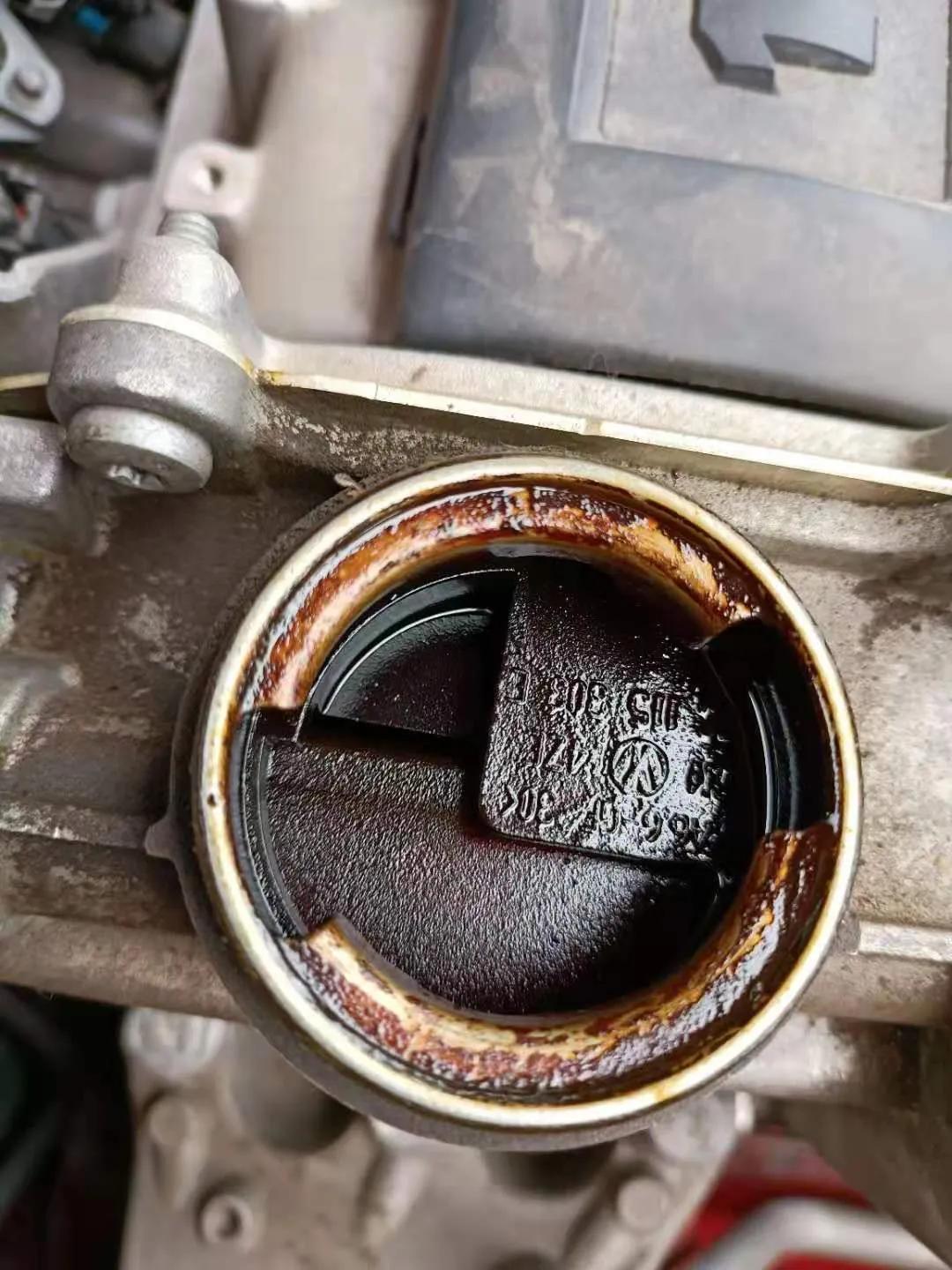 长时间用劣质机油 从机油加注口都能看见积碳和油泥,这时候就要