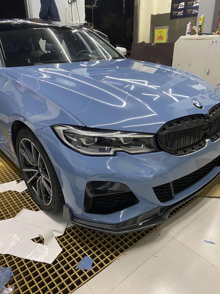 宝马3系改色膜案例分享,改的磁器蓝另外加装了一些配件,买了第