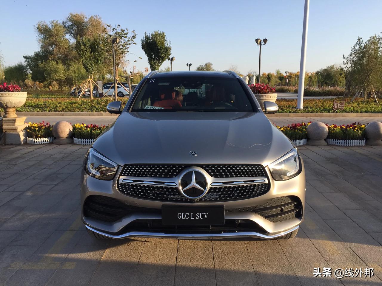 奔驰新glc l300车型,前面一款是amg套件版本,后面是