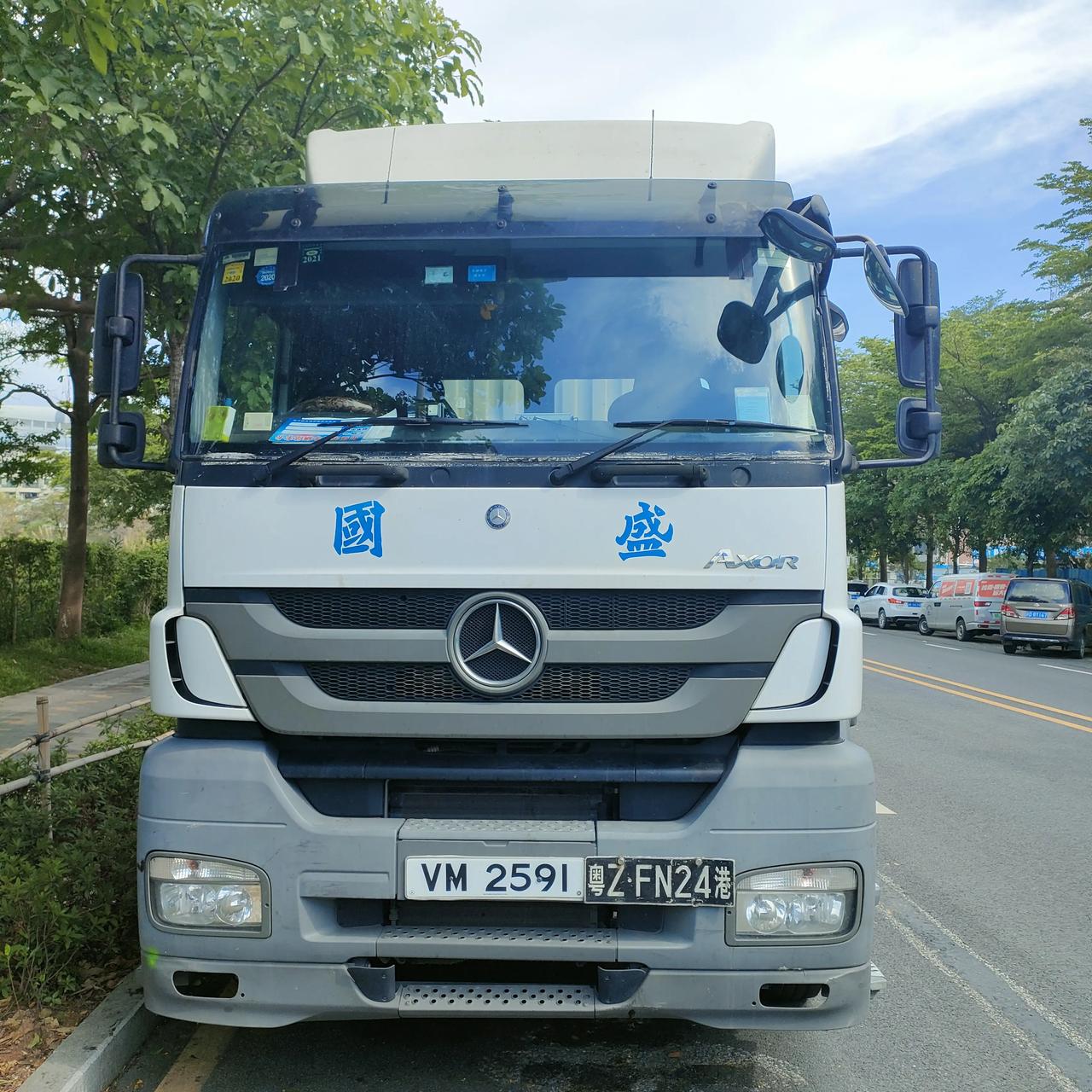 老牌名车奔驰重卡该车为右舵款是香港的车,牵引集装箱的 在我