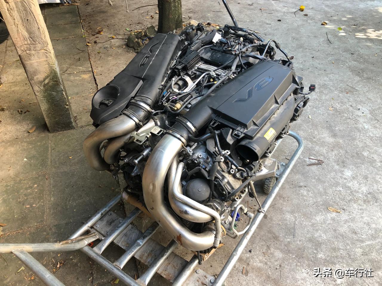 奔驰的m278,大型v8发动机,拆下足足一年,放了好久了 现