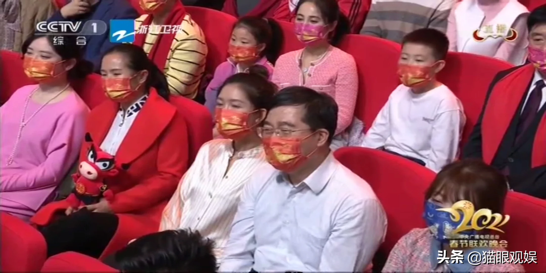 都是|春晚连口罩都是红色的 既能起到防疫的效果又充满了时尚