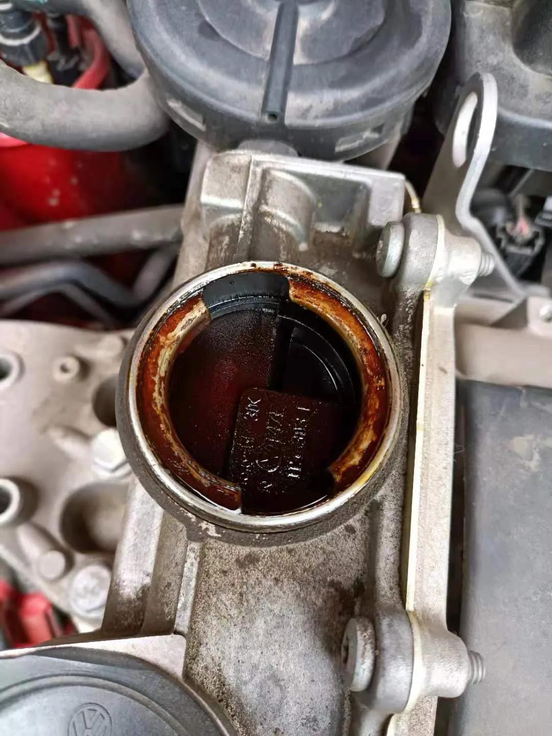 长时间用劣质机油 从机油加注口都能看见积碳和油泥,这时候就要