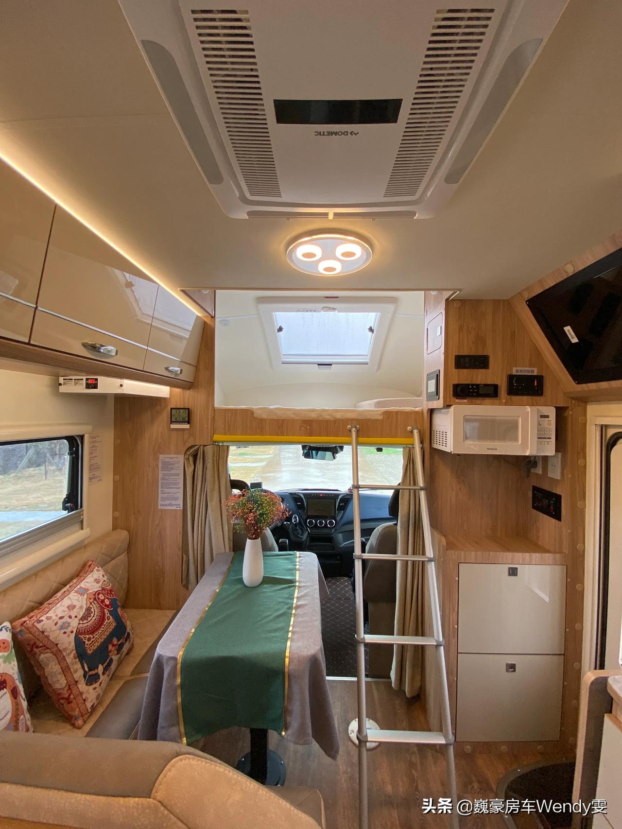 巍豪房车依维柯国六进口6.5t的旅行家1号先奉上九张图给大