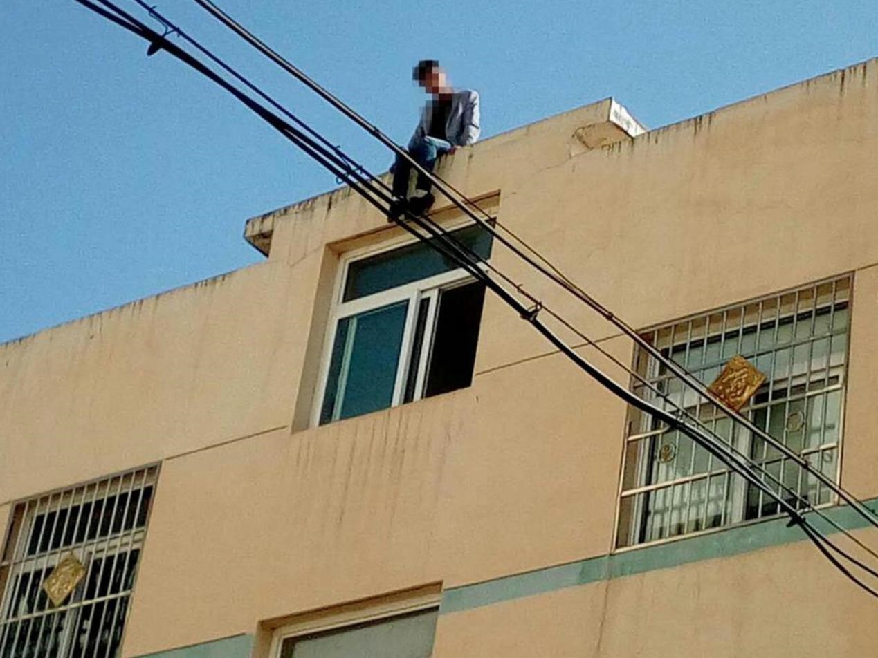 自杀|男子跳楼自杀砸中路边婴儿车 5个月大婴儿被弹出车外