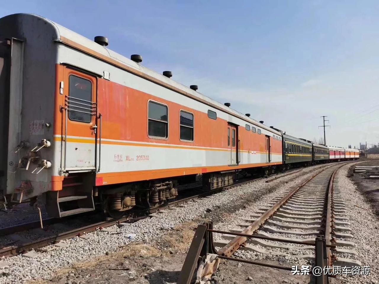 火车皮,2辆25g硬座,5辆25g行李车,现还在铁路线未拆解