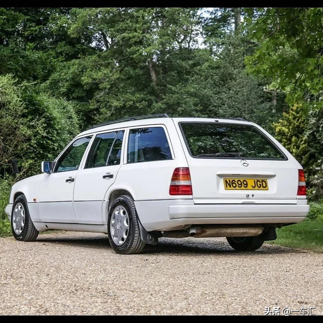 看看这辆1995年的奔驰w124旅行版,后备厢里面是不是很有