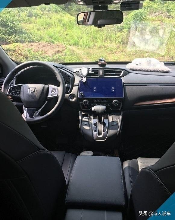 crv,带着几个同事出去越野玩玩,没想到几个同事竟然说这车内饰像