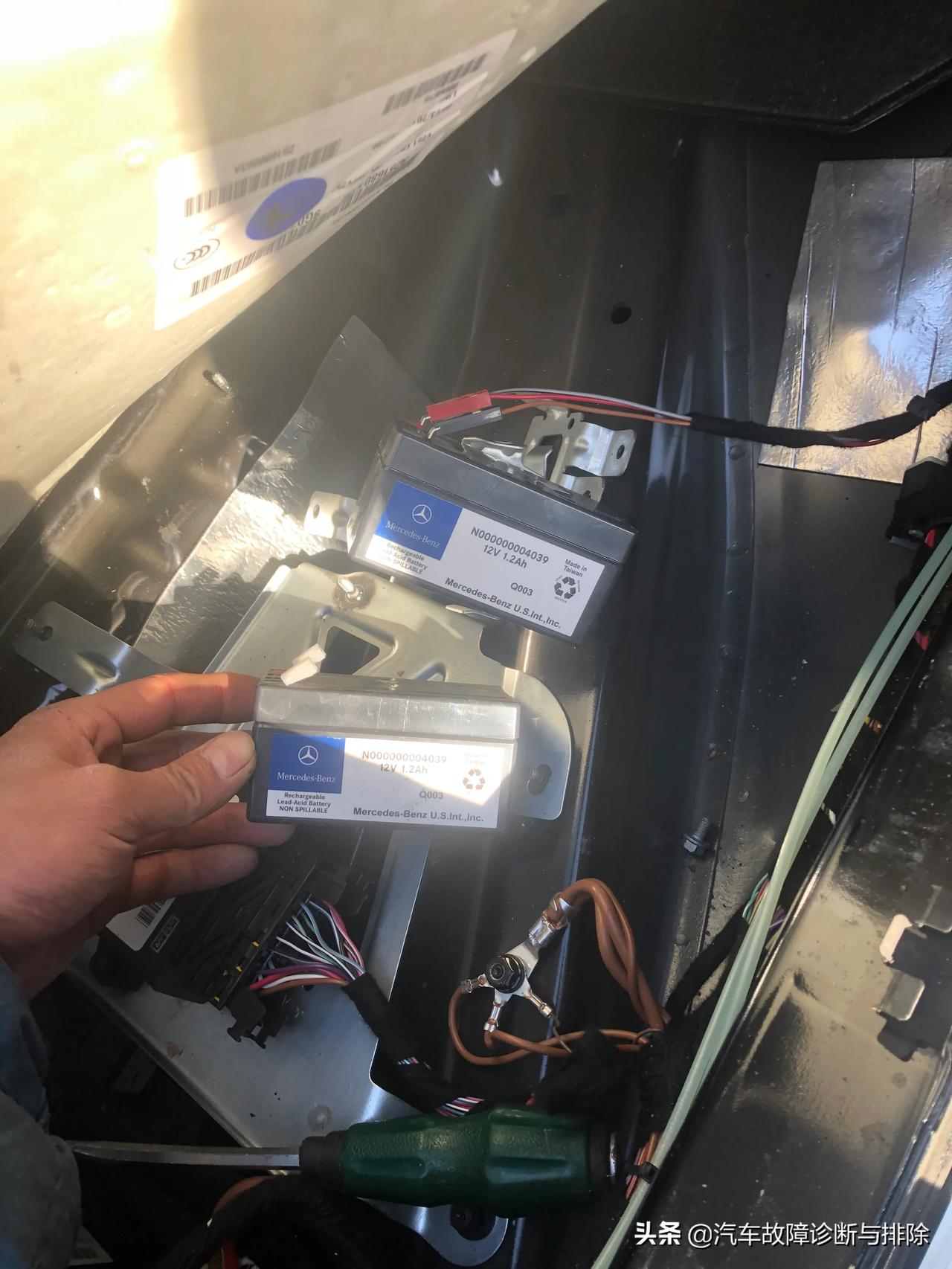 奔驰r320辅助电瓶故障及位置