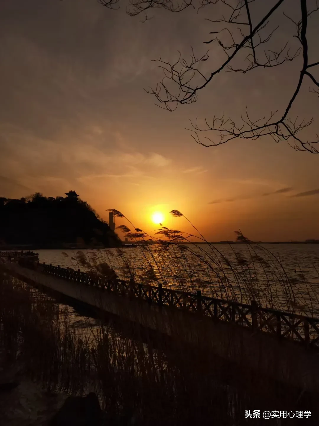 在公司背着老板赚钱可以不 电焊工背着老板接私活，这么大点活干了一天半，这能赚到钱么