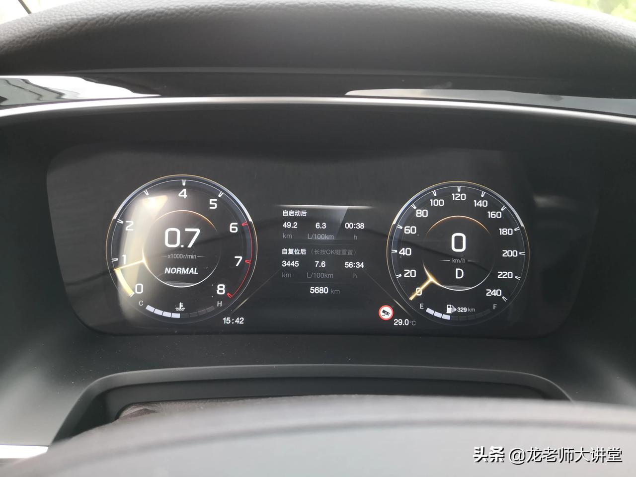 传祺m83500公里加了四箱油这是表显油耗76左右