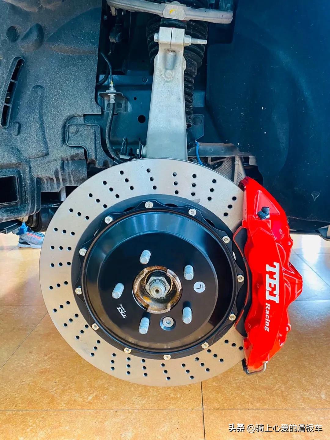 改装车型路虎揽胜改装产品s60红色大六活塞卡钳搭配405x34mm打孔纹